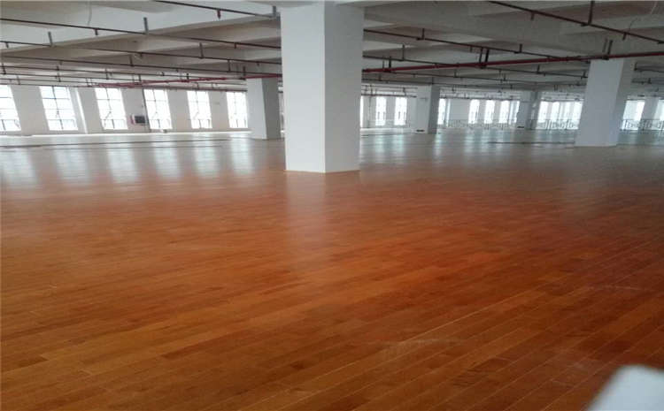 學校木地板籃球場造價是的多少？