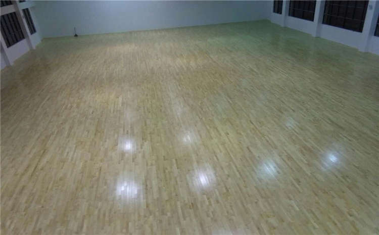 歐氏橡膠木體育館實(shí)木地板怎么翻新？