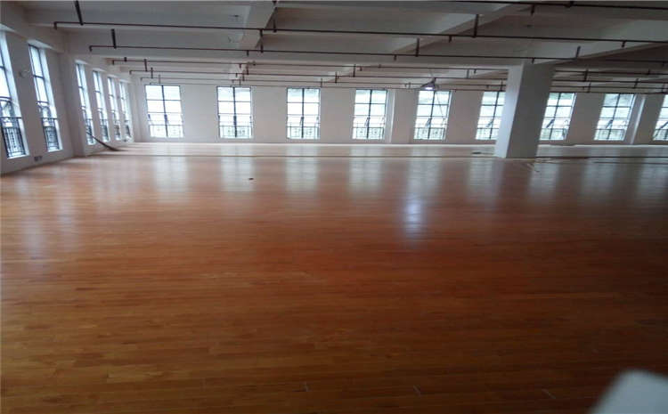 羽毛球館木地板用什么？