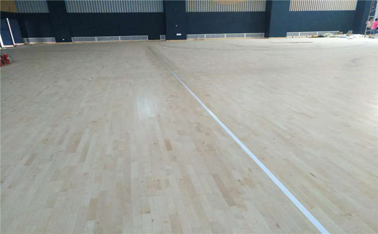 歐氏學(xué)校風(fēng)雨操場運(yùn)動(dòng)地板怎么翻新？