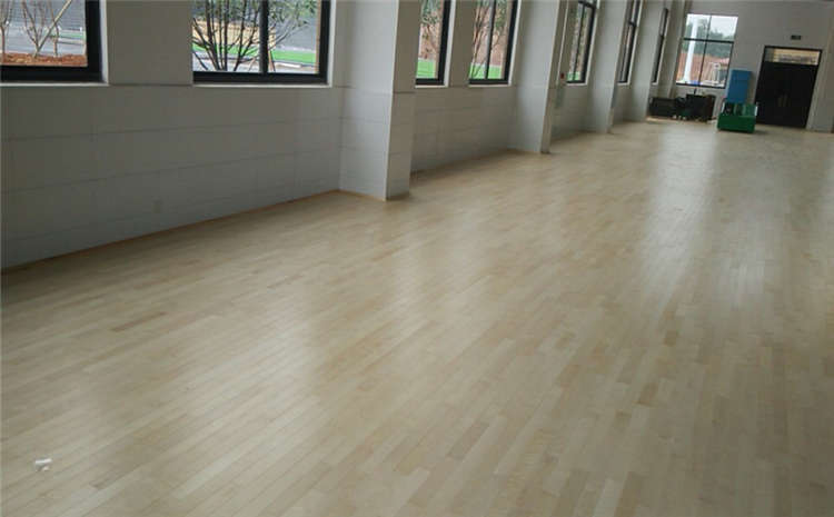 羽毛球館木地板的厚度是多少？